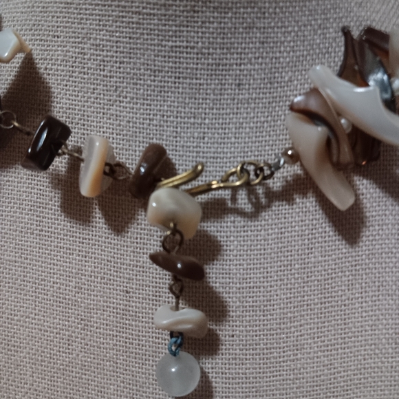 Vintage Abalone and Mother of Pearl Necklace - Picture 3 of 4